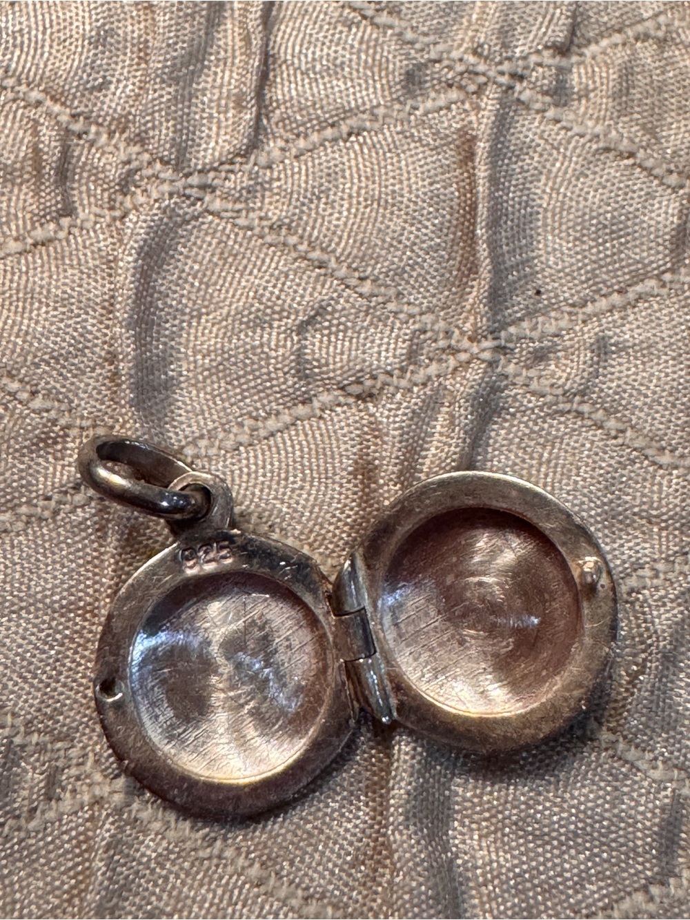 925 Sterling Silver Round Locket Pendant - Silver - Picture 5 of 6